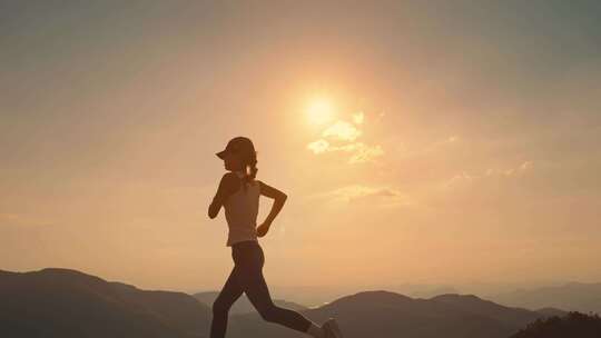 年轻女孩山顶奔跑跳跃户外运动积极向上