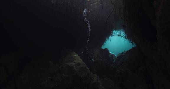 潜水员潜入深海探险