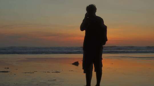 4k 海边孤独的身影 摄影师背影 艺术家