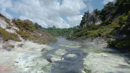 从热坑流出的水流向新西兰热气腾腾的火山湖