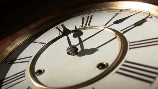 经典时钟、挂钟、钟表上的时光流逝
