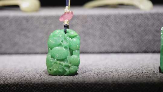 绿色玉雕吊坠特写