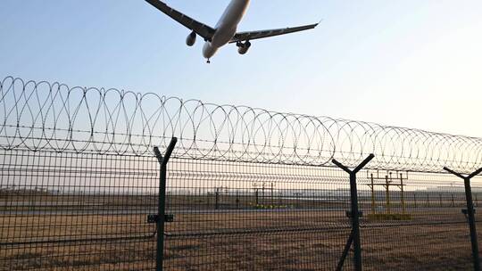 4k实拍飞机划过天空