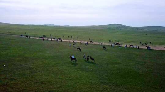 内蒙古草原赛马场景