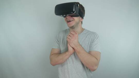 年轻人使用VR眼镜视频素材模板下载