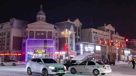 小城雪夜灯光街景行人