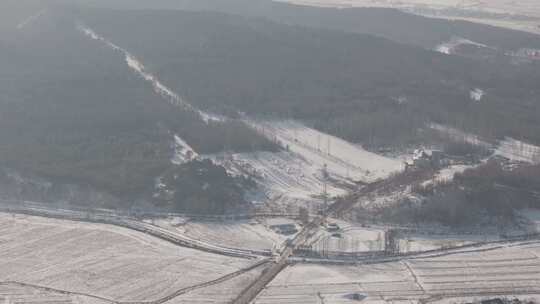 雪后山地与田野的广阔景象