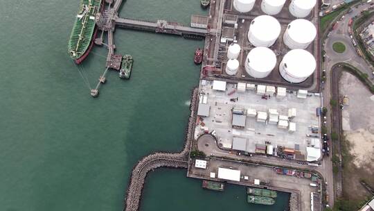 一艘大型原油油轮停靠在香港石油