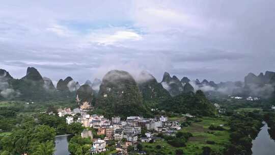 山间云雾缭绕的村庄自然风景