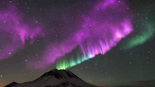 雪山上空绚烂极光景观