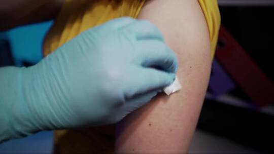 用注射器在手臂上注射。注射冠状病毒疫苗视频素材模板下载