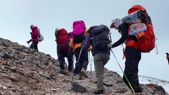 新疆帕米尔高原户外徒步旅行者登山