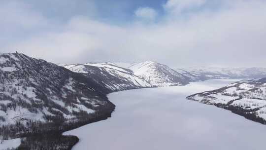 冬季喀纳斯河流晨雾雪山森林冰河观鱼台雪景