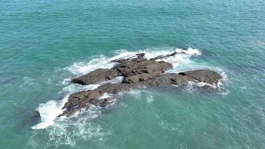 大海俯拍海水拍打礁石特写浪花岩石潮水波浪