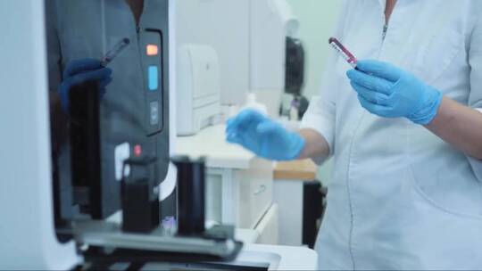 专业医学研究试管血液眼镜要插入视频素材模板下载