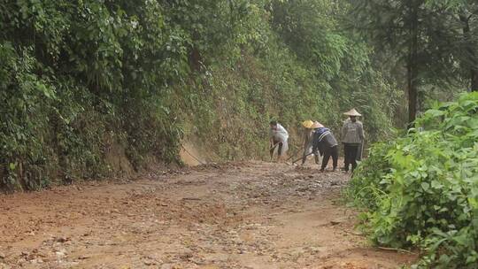 夏季山洪大水冲垮道路村民修路