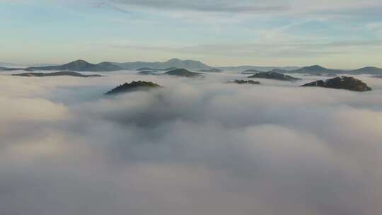 航拍清晨群山上的云雾