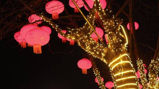 春节期间城市街道上挂满了红灯笼