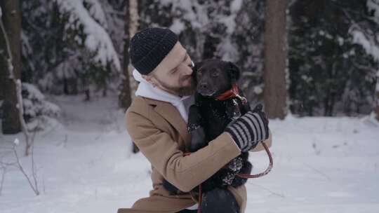 雪中带狗的人