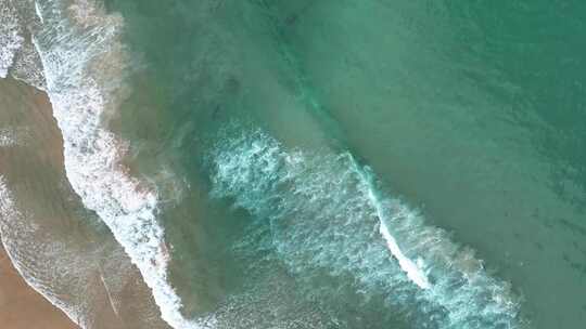 鸟瞰泰国普吉岛海域清澈的绿松石大海和波浪