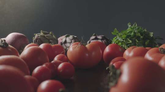 柜台上的西红柿和蔬菜