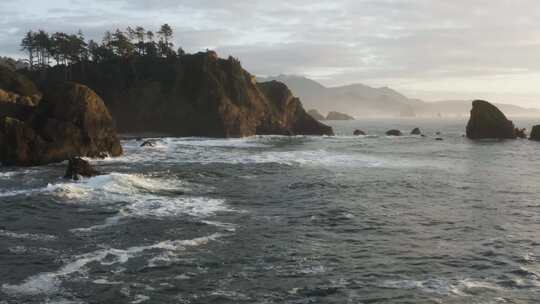 海浪和岩石海岸线的无人机镜头