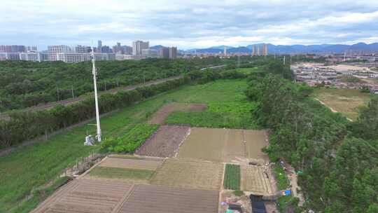 城郊农田与城市建筑远景