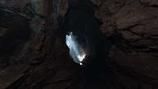 一个充满闪亮岩石的迷人地下洞穴