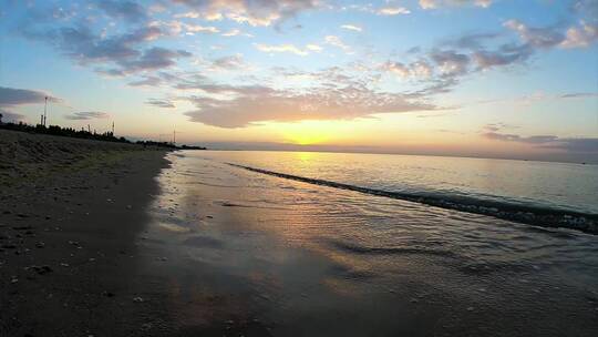 日落时海浪奔涌海岸