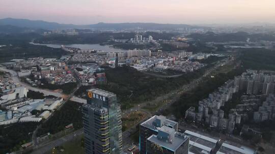 夜幕降临的城市