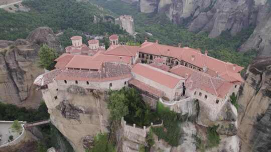 空中拍摄的瓦拉姆修道院与游客探索地面视频素材模板下载