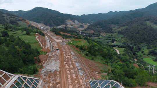公路视频建设初期的云南山区高速公路工地