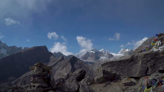 这家伙正在喜马拉雅山脉旅行