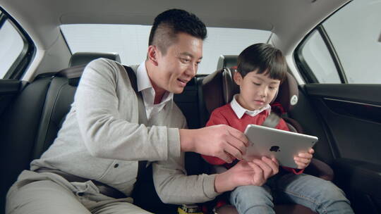 汽车后座爸爸和儿子玩游戏温馨画面合集视频素材模板下载