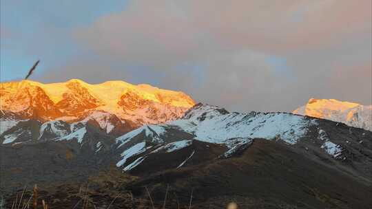 川西贡嘎山区勒多曼因雪山日照金山延时风光