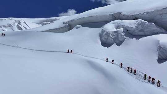 航拍冰川之父慕士塔格峰雪山冰川上的登山队