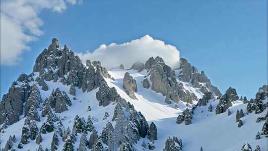 日照金山雪山日出云海早晨清晨唯美风景风光