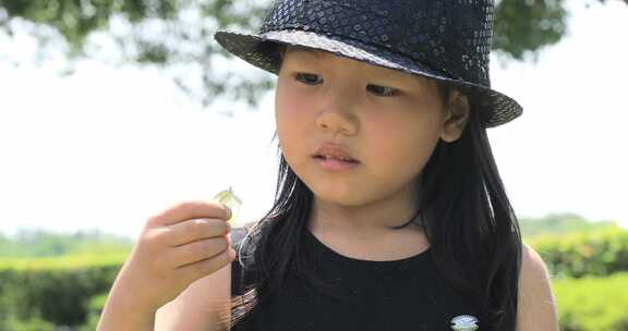 儿童抓到一只漂亮的蝴蝶 好奇观察