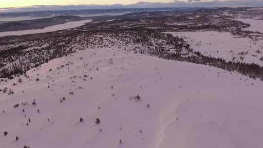 航拍被大雪掩盖的长白山小山脉