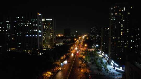 城市马路行驶的车辆车流夜景