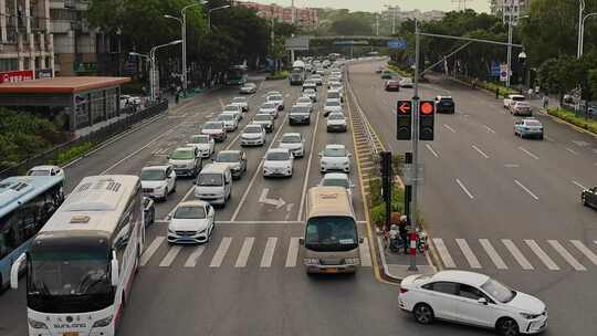 城市道路交通晚高峰车流