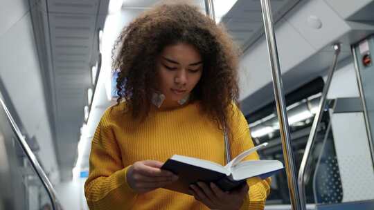 手持书本的女性乘坐地铁视频素材模板下载