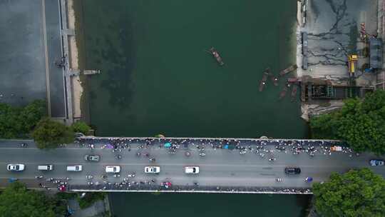 航拍河面桥上的交通与行人视频素材模板下载
