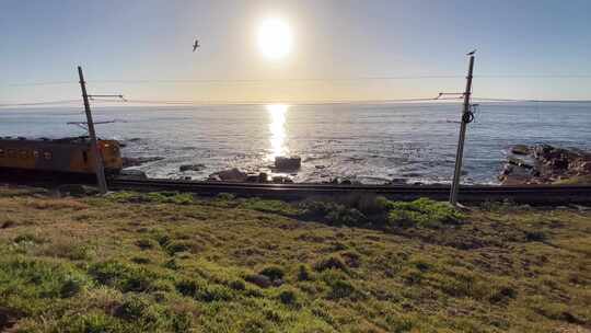 沿着海岸轨道运行的通勤列车