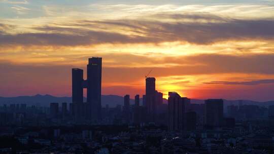 城市日落时分的高楼大厦剪影景象