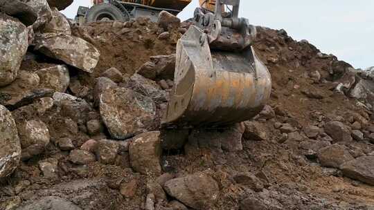 挖掘机在挖石头