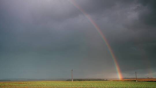 田野上的彩虹与乌云