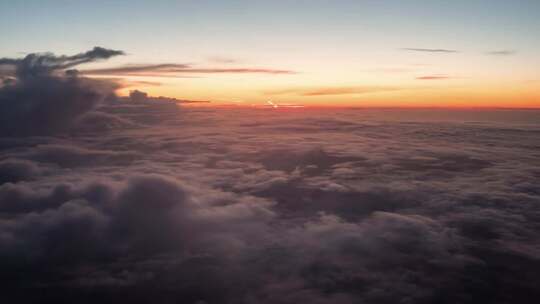 高空俯瞰云海之上的壮丽日出景象