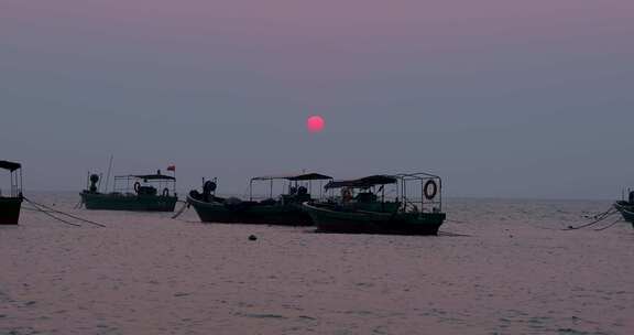 大海日出海边渔船停泊空镜