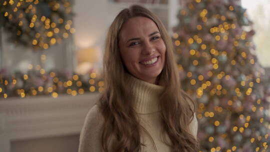 圣诞树前微笑的女人视频素材模板下载